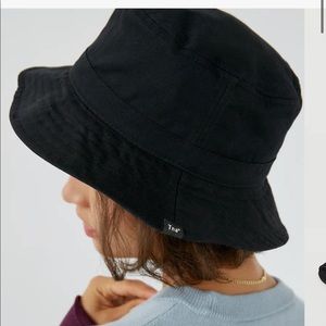 Aritzia TNA bucket hat